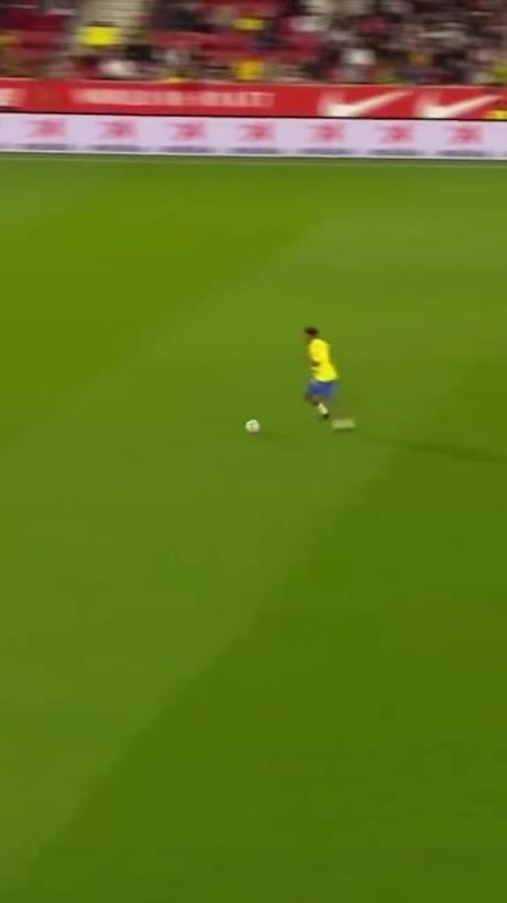 45歲還開(kāi)掛！小羅再現(xiàn)牛尾巴過(guò)人，微笑單挑門(mén)將輕松打進(jìn)